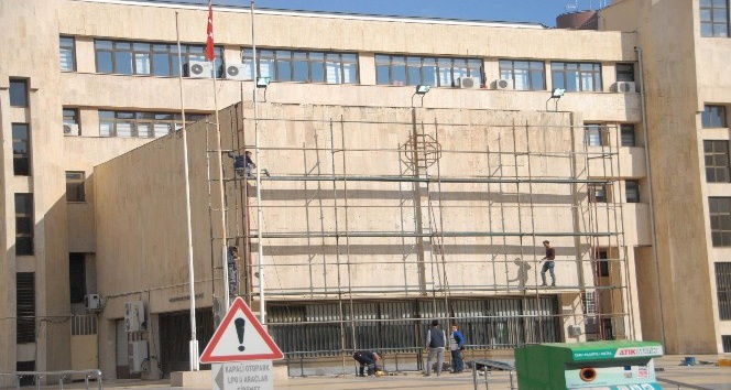Diyarbakır Büyükşehir Belediyesi binasındaki Türkçe ve Kürtçe yazılar kaldırıldı
