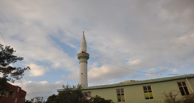 Ceylanpınar’ın en eski camisinin minaresi yıkıldı