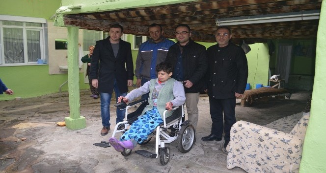 Kula AK Parti’den Engelliler Günü’nde anlamlı hediye