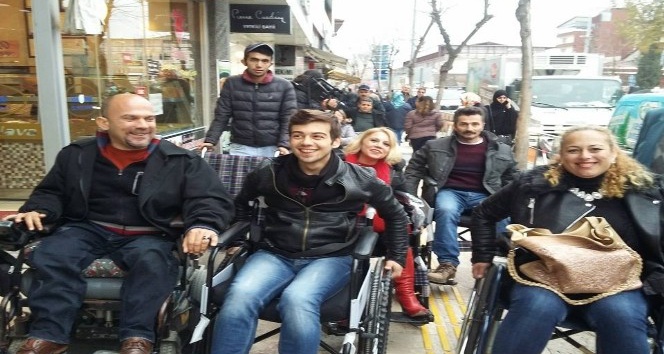 Tekerlekli sandalyede zorlu mücadele