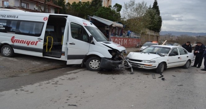 Servis minibüsü otomobille çarpıştı: 1 yaralı