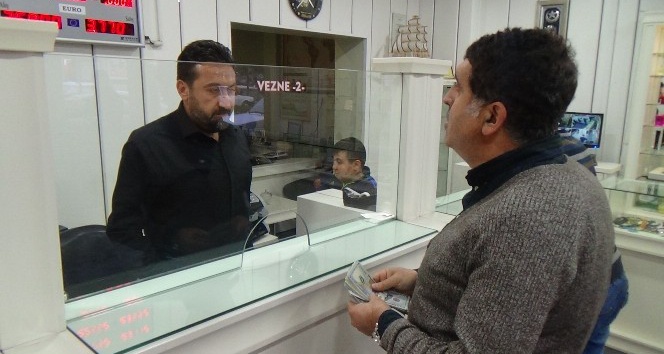 Erzincanlılar döviz bozdurmaya koştu