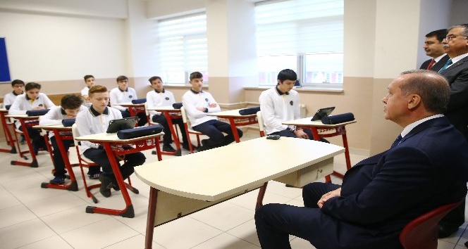 Cumhurbaşkanı Erdoğan, Kaptan Ahmet Erdoğan Anadolu İmam Hatip Lisesi öğrencileriyle buluştu