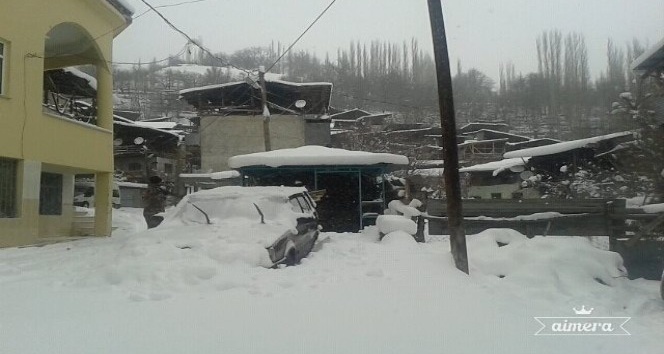 Kar nedeniyle köy ve mahalle yolları kapandı, elektrikler kesildi