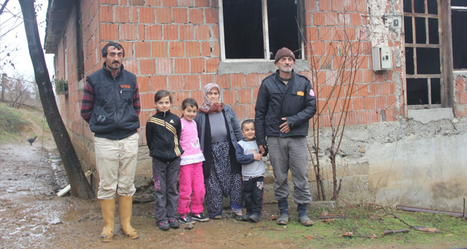 Evleri yanan aile yardım bekliyor