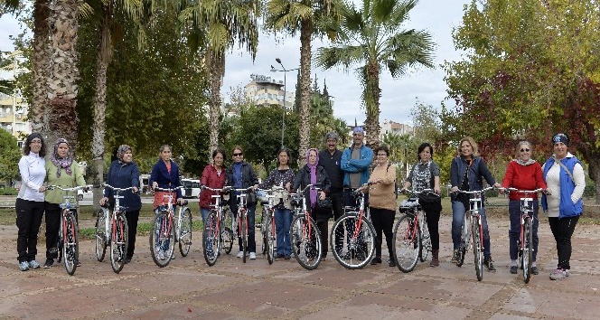 Muratpaşa Belediyesi’nden kadınlara bisiklet eğitimi