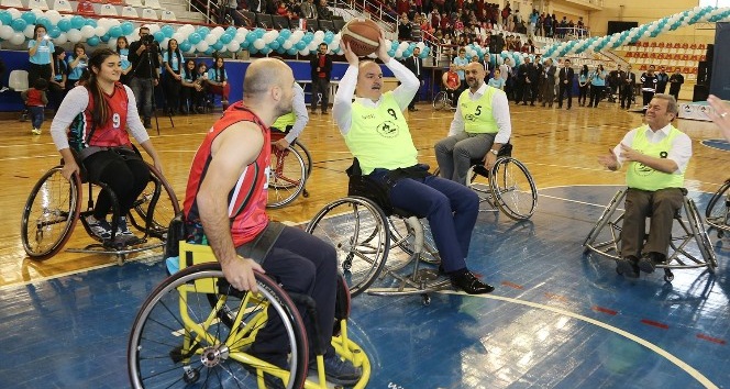 Belediye başkanı tekerlekli sandalye ile basketbol oynadı
