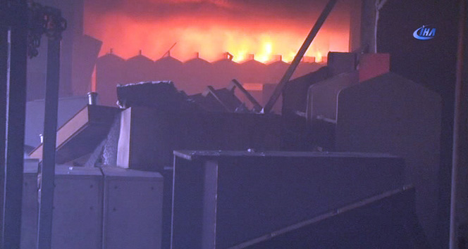Sefaköy&#039;de terk edilmiş binada yangın
