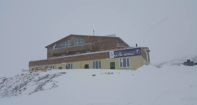 Hakkari kayak merkezi yolu açıldı