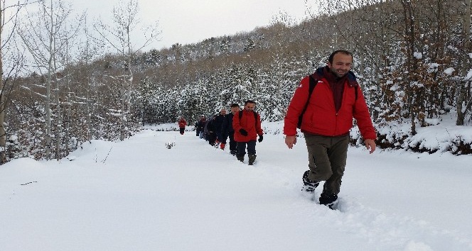 Gümüşhaneli dağcılar kar altında yürüdü