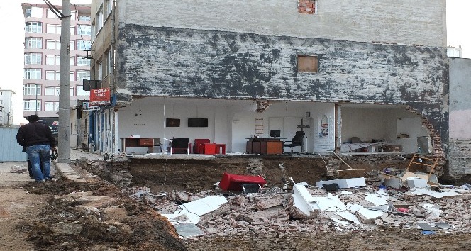 Bandırma’da binanın yan duvarı çöktü