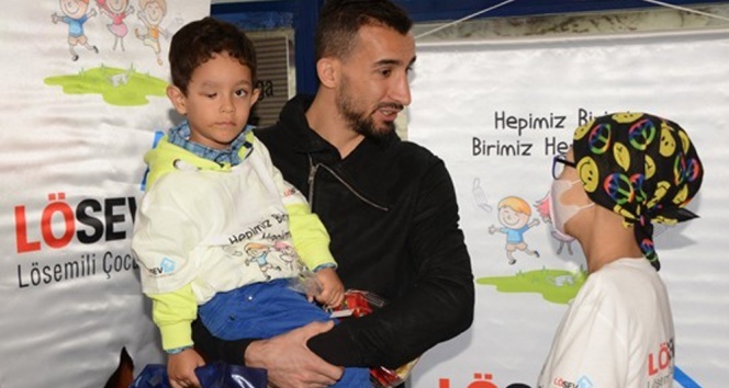 Mehmet Topal&#039;dan lösemili miniklere doğum günü partisi