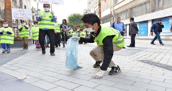 Engelliler, Atatürk Caddesi’nde çöp topladı