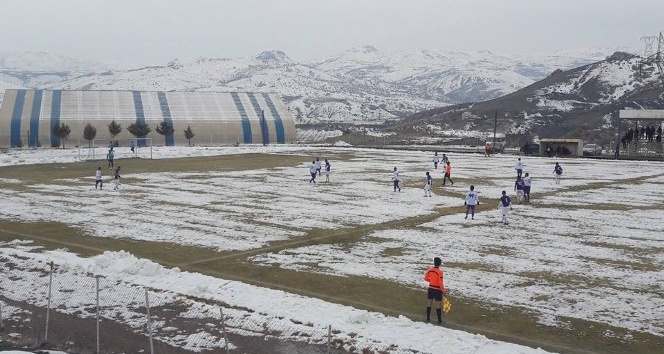 Amatör maç karla kaplı sahada oynandı