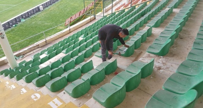 Konyasporlu taraftarlar Oba Stadı’nı savaş alanına çevirdi