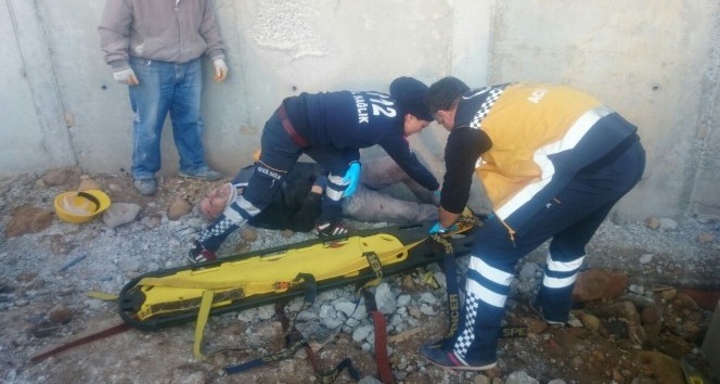 İnşaat işçisi 2 metre yükseklikten aşağı düşerek yaralandı