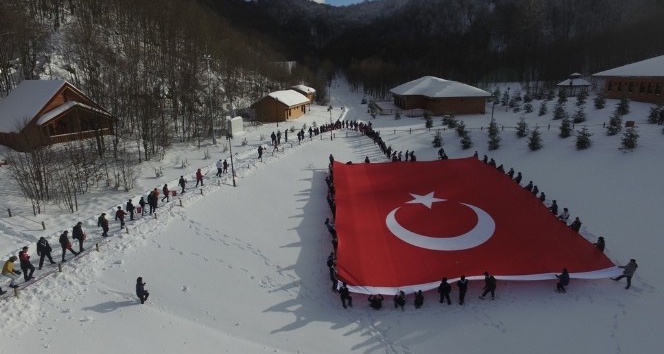 İzciler, bin 300 metrede dev Türk Bayrağı açtılar