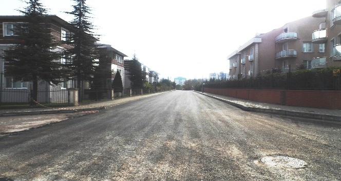 İzmit Belediyesi, Yeşilova ve Yahya Kaptan’da asfalt çalışması yaptı