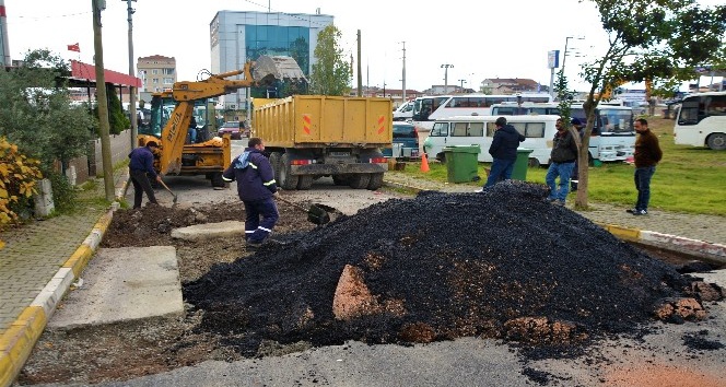 Körfez Belediyesi, bozulan yollara asfalt yama çalışması yapıyor