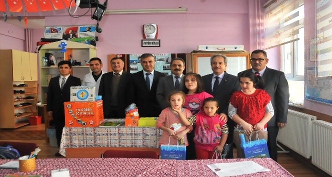 Akşehir Belediyesi’nden özel eğitim sınıflarına kırtasiye seti ve materyal desteği