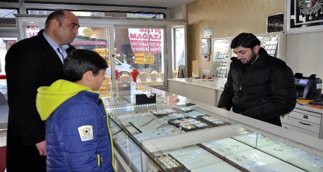 Okul harçlığı olarak biriktirdiği Dolar ve Euro’yu Türk Lirasına çevirdi