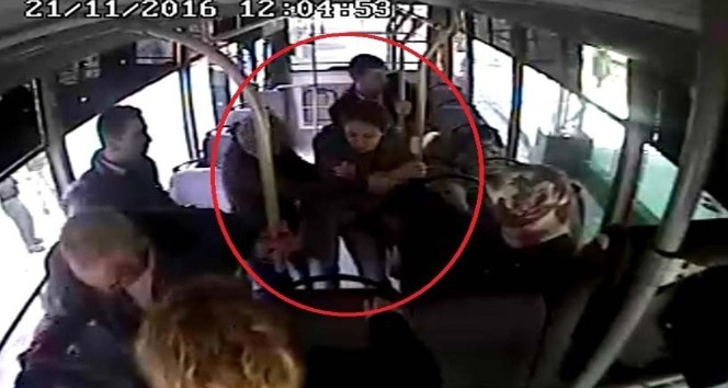 Halk otobüsünde fenalaşan kadın için seferber oldular