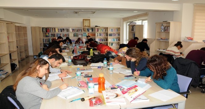 Kırşehir BEGEM Kütüphanesi ile okuyor