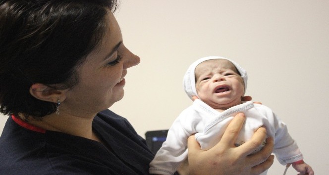 (özel haber) Kalp ameliyatı olan 2 kilo ağırlığındaki Suriyeli bebek hayata tutundu