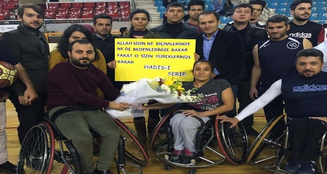 AK Parti’li gençler engellilerle maç yaptı