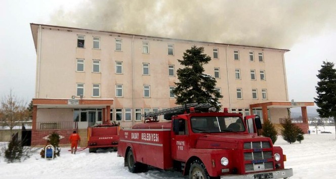 Kastamonu’da okulun çatısında çıkan yangın korkuttu