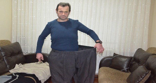 (Özel Haber) 2 yılda 100 kilo verdi, eski pantolonuyla poz verdi