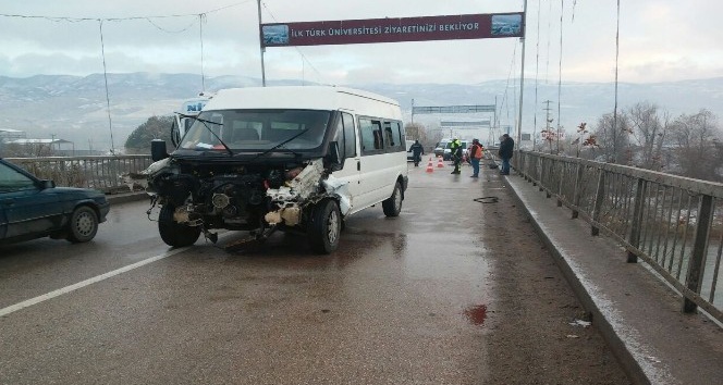 Minibüs köprüde kaza yaptı: 1 yaralı