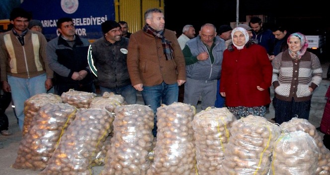 Belediye personeline birer çuval patates hediye edildi