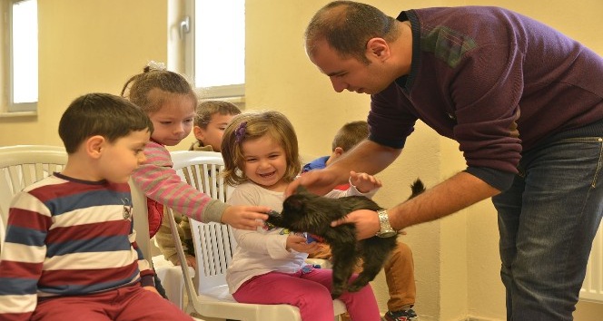 Çocuklara hayvan sevgisi aşılanıyor