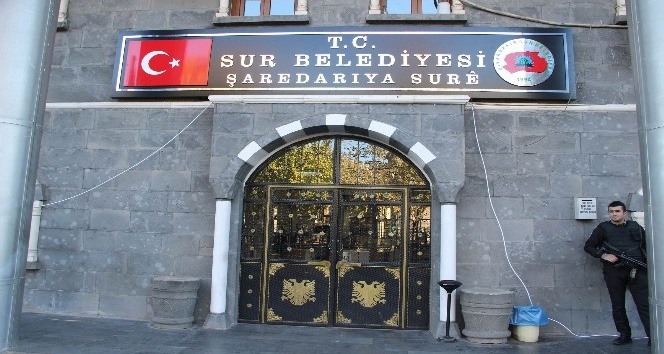 Sur Belediyesi’ne 15 yıl sonra Türk bayraklı tabela asıldı