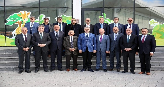 Başkan Çelik ilçe belediye başkanlarıyla yatırım toplantısı yaptı