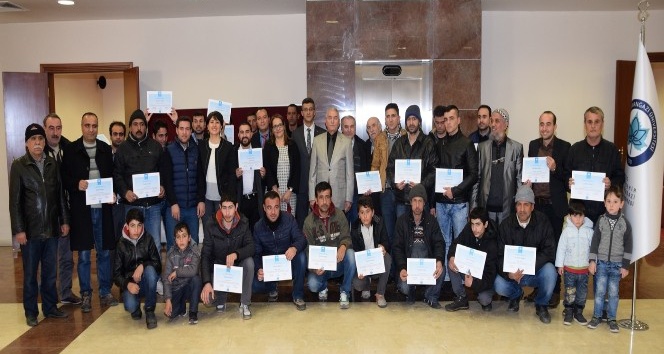 Okuma yazma öğrenen 60 Suriye ve Iraklı mülteciye sertifikaları verildi