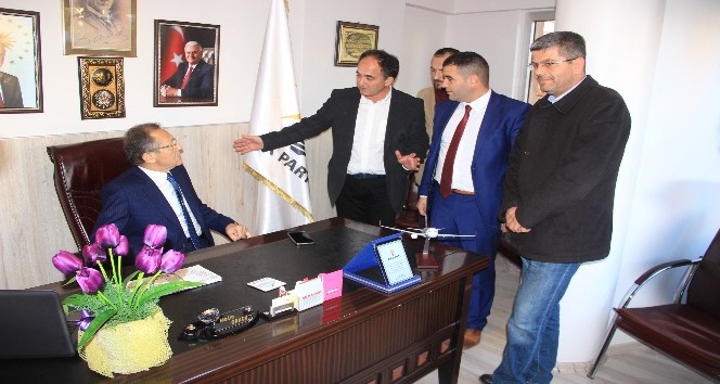 Balıkesir Büyükşehir Belediye Başkanı Uğur, AK Parti Edremit İlçe teşkilatını ziyaret etti