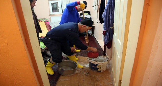 Evini su basan yaşlı kadın otele yerleştirildi