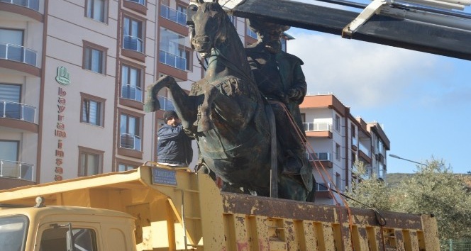 Orhan Gazi heykeli taşındı