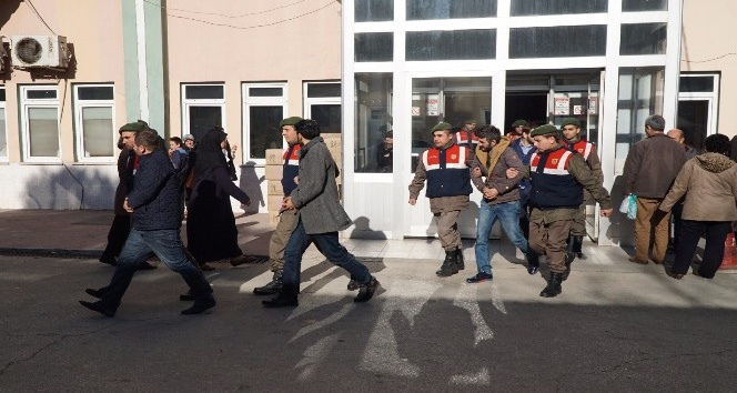 Jandarma göçmenlerin yerine geçti, organizatörleri yakaladı