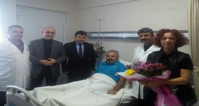 AK Parti İlçe Yönetimi saldırıya uğrayan doktoru ziyaret etti