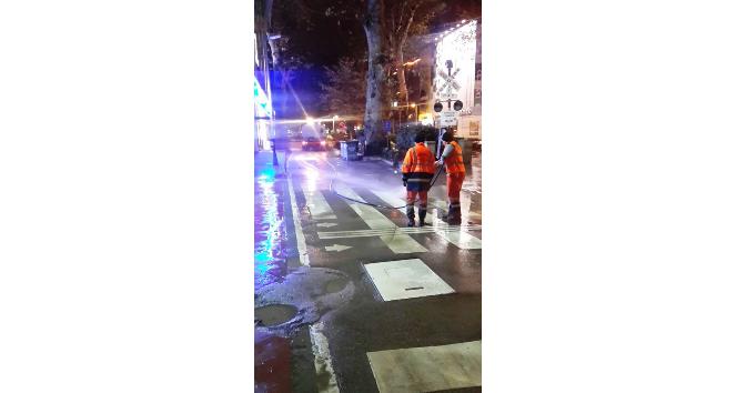 İzmit Belediyesi, cadde ve sokakları gece gündüz temizliyor