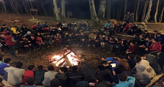 Bilgievi öğrencileri kamp ateşini yaktı