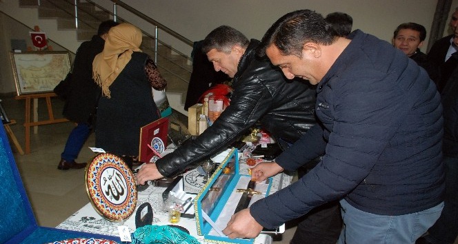 Belediye başkanı makamına gelen hediyeleri Suriyeliler için açık artırma ile sattı