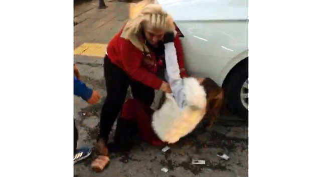 İki kadın cadde ortasında birbirine girdi
