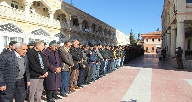 Halep’te ölen Suriyeliler için gıyabi cenaze namazı kılındı