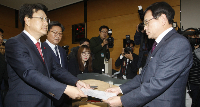 Güney Kore Devlet Başkanına görevden uzaklaştırma