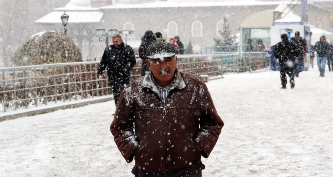 Erzurum’da kar yağışı başladı