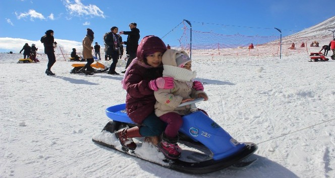 Erciyes’te sezon açıldı, kayak severler akın etti